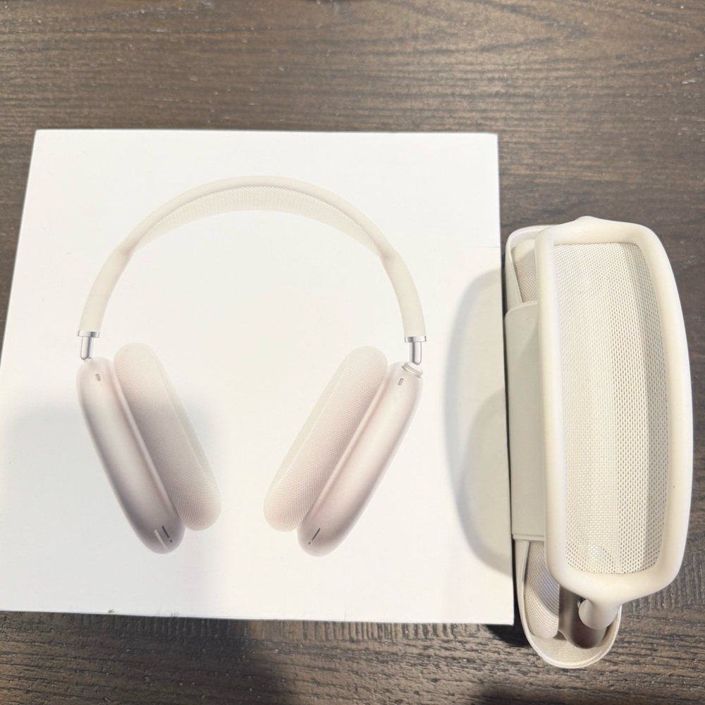 Apple AirPods Max in Starlight